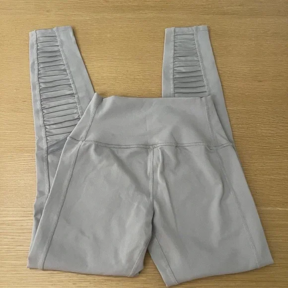 ALO Yoga Light Gray MOTO full length high waisted Leggings Women’s Size Small - Picture 3 of 6